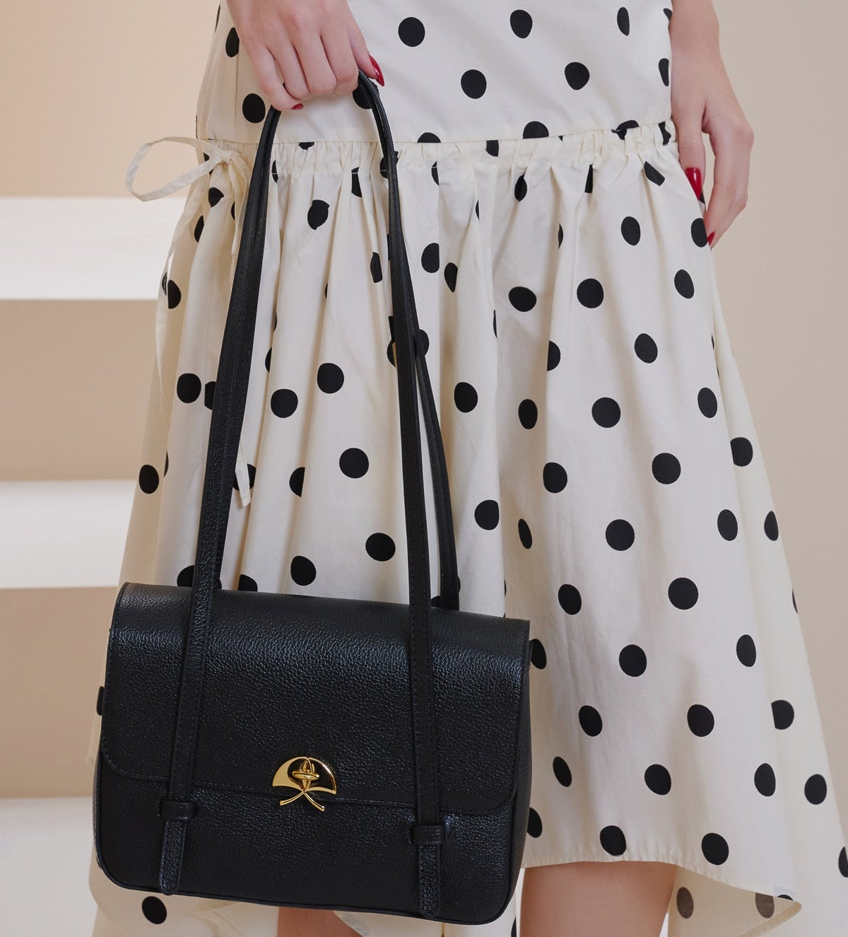 BOLSA MÉDIA EM COURO PRETO